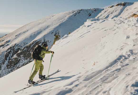 Immer am Boden bleiben: Wer die Ski bei jedem Schritt anhebt, verschenkt unnötig Energie. Viel effektiver: Ein gleichmäßiges Schlurfen. Und die g`schmackigen Salami Sticks von Loidl – sie liefern wertvolle Proteine und geben im Aufstieg Kraft.