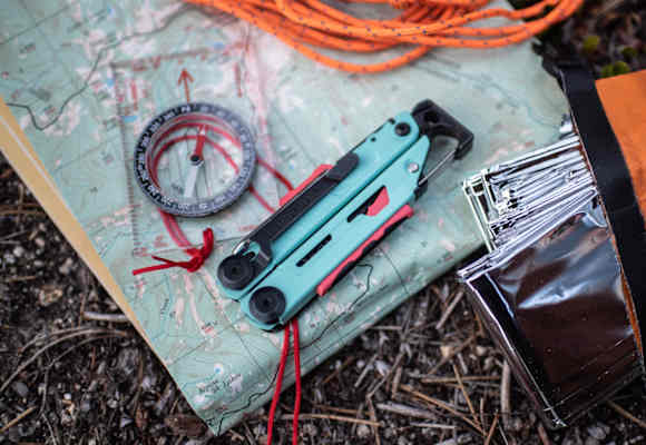 Handy, Karte, Erste Hilfe Set und Multitool – es gibt Dinge, die gehören bei jeder Bergtour in den Rucksack: Weil sie deine Ausflüge in die Natur sicherer machen. 