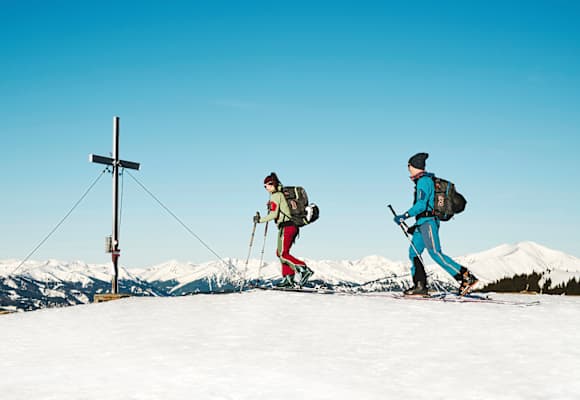 Ein Panorama wie aus dem Bilderbuch präsentiert sich Skitourengehern am Gipfel des Rosenkogel. Als Höhepunkt und idealer Fotospot wartet das Gipfelkreuz.