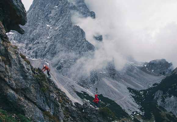 Damit der Schuh nicht drückt: Der richtige Schuh kann auf einer Bergtour zwischen Gipfelglück und langem Leiden entscheiden.