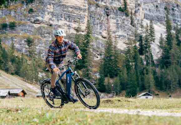 Als Pendler-Bike für den Weg in die Arbeit und als Spaßgerät für die Freizeit: SUV-E-Bikes liegen diesen Sommer voll im Trend. 
