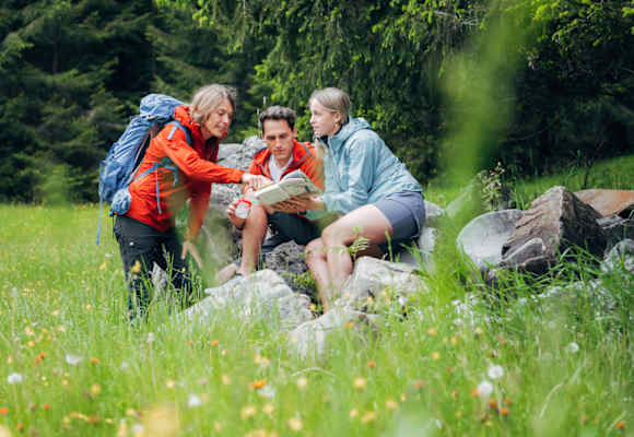 Den Vögeln lauschen, einen Bachlauf umlenken oder Tierspuren bestimmen – das Footprint Kleinwalsertal am 6. und 7. Juni 2024 steht ganz im Zeichen der Naturvermittlung.