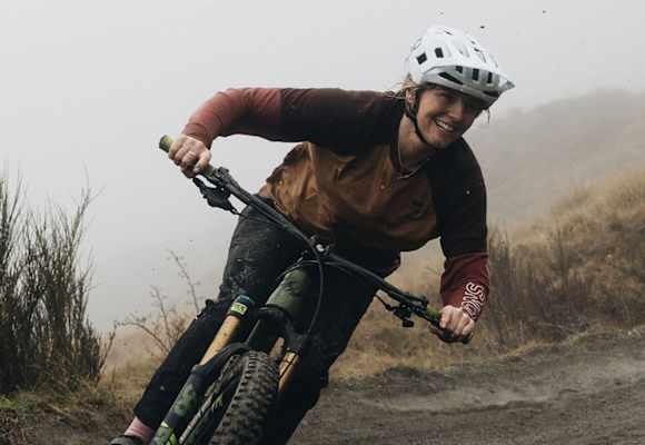 Nebel, Regen, Kälte, Matsch – beim Biken im Herbst muss die Kleidung einiges mitmachen.