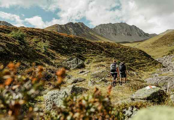 Unterwegs im wildromantischen Val digl Guert, wo man die drei Hauptgipfel des Park Ela Treks perfekt bestaunen und fotografieren kann: Piz Ela, Tinzenhorn und Piz Mitgel.