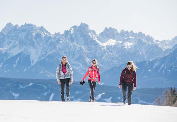 Drei Frauen beim Winterwandern im Gsiesertal