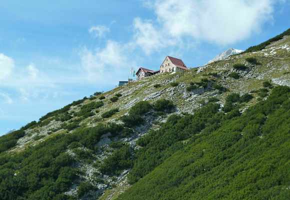 Die Bettelwurfhütte thront über dem Inntal.