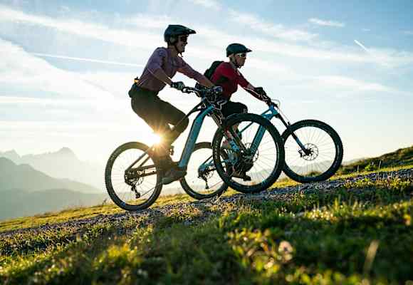 Mit dem E-Bike werden Touren sowohl aufwärts als auch abwärts zum absoluten Genuss.