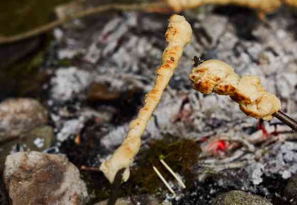 Den Teig für circa 10 Minuten über der Glut grillen