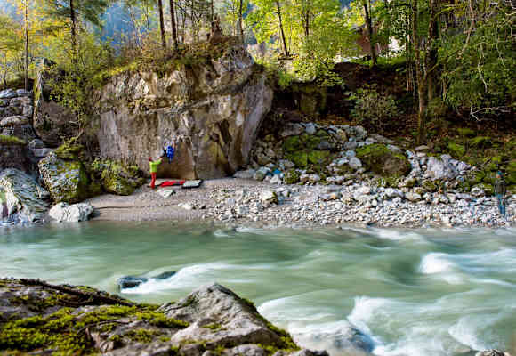 In den Bouldergebieten Fuchsloch und Bach bouldert es sich dank der kühlen Saalach selbst im Sommer hervorragend