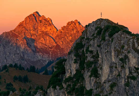 Blick vom Teufelstättkopf auf die Große Klammspitze (1.924 m) links und den Brunnenkopf (1.718 m) rechts in den Ammergauer Alpen 