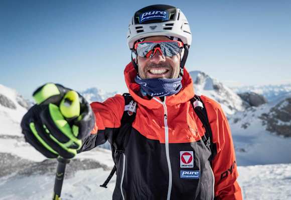 Egal wie viele Höhenmeter Anstieg noch vor ihm liegen, Jakob Herrmann hat stets einen Grinser im Gesicht. Hier auf Skitour im Tennengebirge