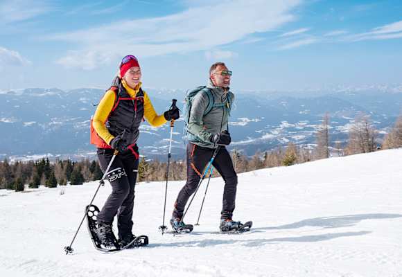 Beim Schneeschuhwandern können Sportbegeisterte die Erlebnisregion von einer anderen Seite erleben. 