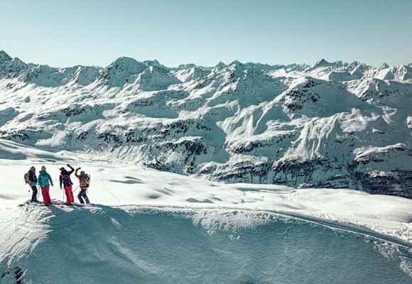 Die grandiose Bergwelt rund um Davos Klosters ist ideal für die erste Skitour mit professioneller Begleitung.