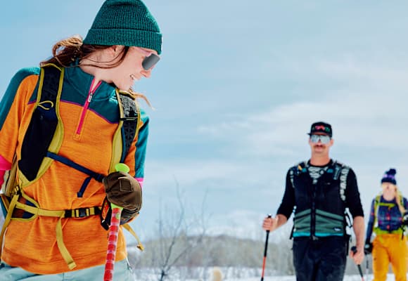 Tourengeher in der Natur mit Smartwool-Produkten
