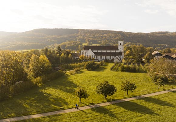 Das Kloster Mariastein, eingebettet in herbstliche Farben und Natur.