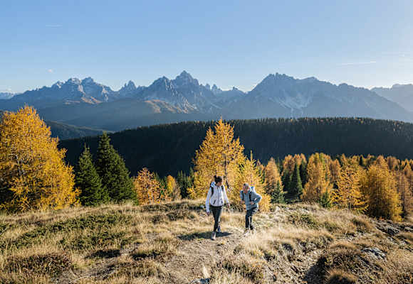 Auf den Wanderwegen rund um die 3 Zinnen genießt man die herbstlichen Farben der Natur.