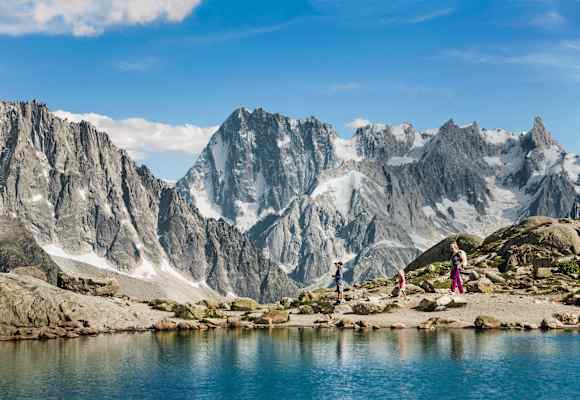 Eine Familie wandert vor einer atemberaubenden Berglandschaft