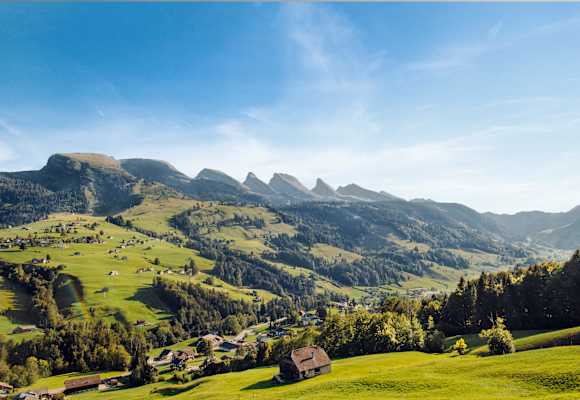 Die sieben Berge bei strahlendem Sonnenschein.