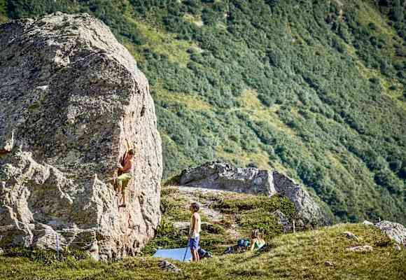 Kletterer beim Bouldern.