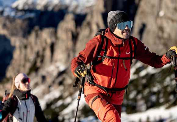 Sportler geht in Funktionskleidung eine Skitour.