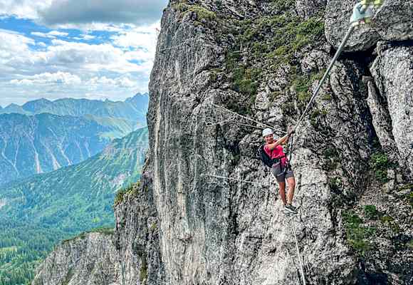 Drahtseilakt: Einige Passagen des Sportklettersteiges sind knifflig.