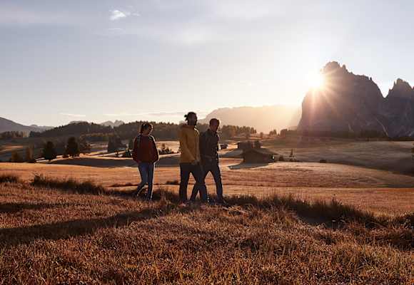 Die markanten Bergformationen der Dolomiten leuchten im Herbst besonders schön.