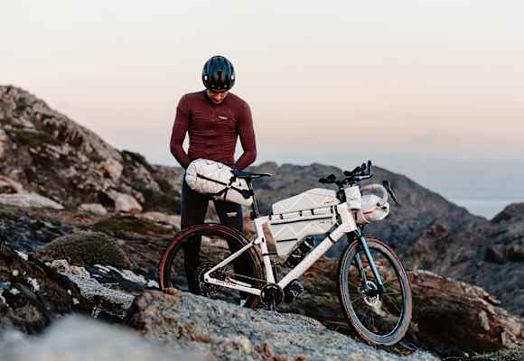 Für ein perfektes Radabenteuer muss man oft einiges mitnehmen, um immer gut gerüstet zu sein – die Top Tube Bag 02 unterstützt dich hier besonders effizient.