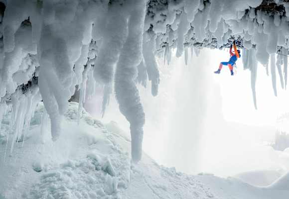 Alpinist Dani Arnold  beim Eisklettern in Kanada
