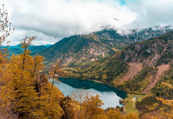 Vorderer Langbathsee an einem wolkigen Herbsttag