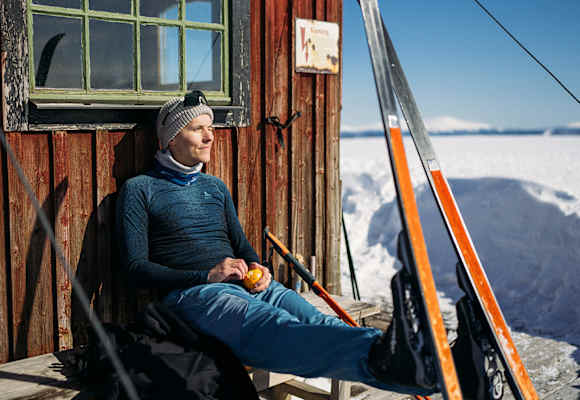 Mit der richtigen Base Layer-Schicht kannst du dein Zwiebelschicht-System perfektionieren: Odlo bietet dir zwei verschiedene Kollektionen, um warm zu bleiben.