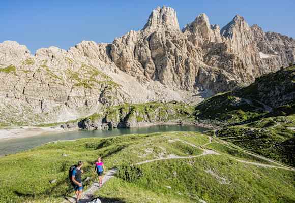 In der Region Dolomiti Supersummer kannst du den Bergsommer so richtig auskosten: Mit zahlreichen Wanderwegen kannst du die Gegend erkunden.