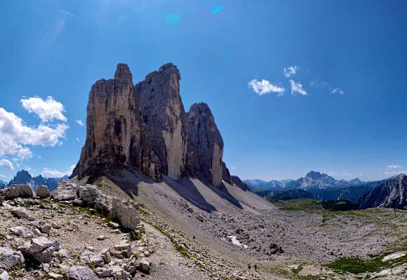 Ein Anblick, dem sich wohl kein Bergsteiger so leicht entziehen kann: Die Drei Zinnen in den Sextener Dolomiten.