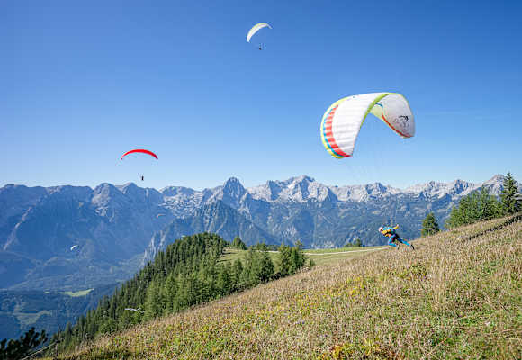 Paragleiter beim Start, Bergkulisse