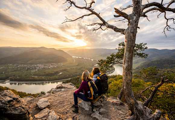 Traumhafte Ausblicke auf Etappe 2 des Welterbesteigs: Dürnstein von der Kanzel