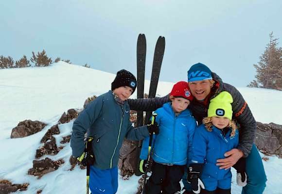 Extremskibergsteiger und DYNAFIT-Geschäftsführer Benedikt Böhm mit seinen Kindern