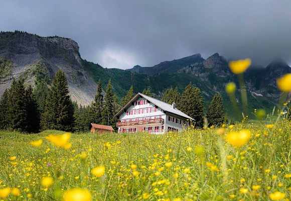 Alpengasthaus Edelweiß am Fuße der Kanisfluh in Vorarlberg