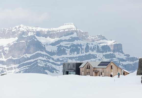 Die Leglerhütte (2.273 m) in den Glarner Alpen 