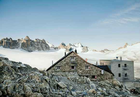 Die Berghütte Cabane du Trient und die Gipfellandschaft im Hintergrund.