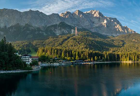 In traumhafter Lage entspannen und neue Kraft tanken: Das kannst du beim Eibsee Hotel direkt am bayrischen Eibsee.