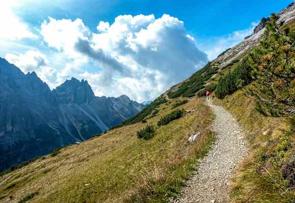 Unterwegs auf dem Panoramaweg unterhalb des Elfers im Stubaital