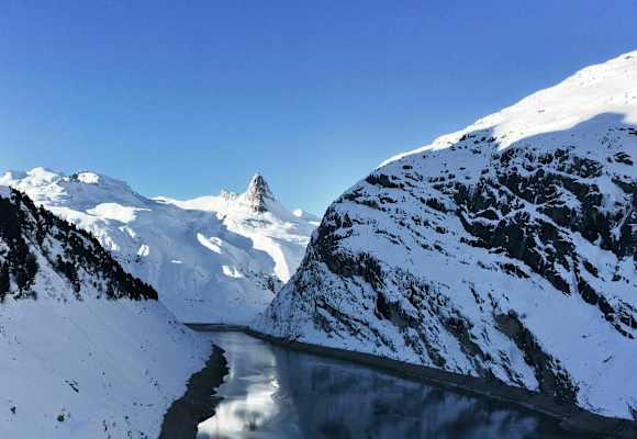 Skitour aufs Fanellhorn: Blick in die winterlichen Adula Alpen im Valsertal