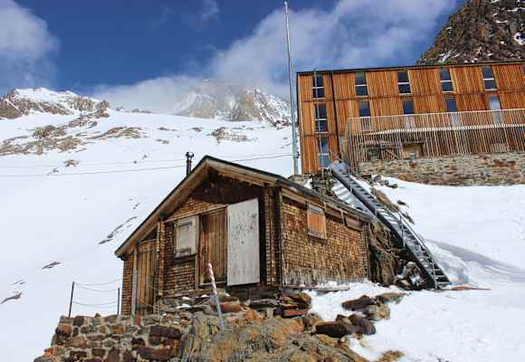 Wallis: Finsteraarhornhütte in den Berner Alpen