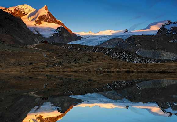 Walliser Bergwelt: Winterwanderung über den Stellisee zur Fluhalp bei Zermatt