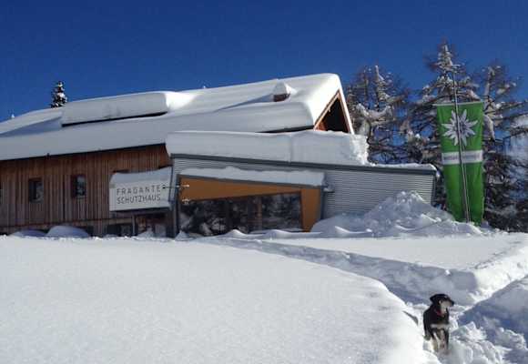 Fraganter Schutzhaus mit richtig viel Schnee