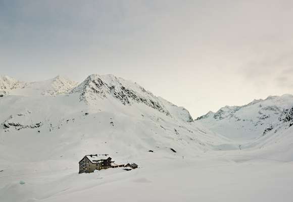 Die verschneite Franz-Senn-Hütte.