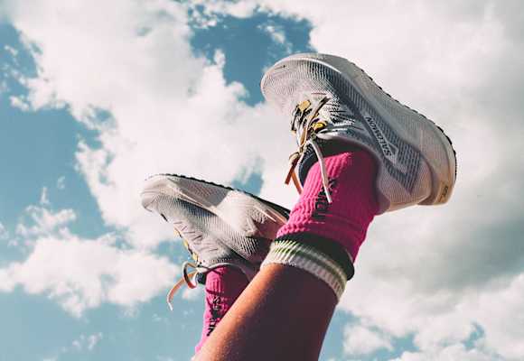 Salomon Gravel Running Schuhe kombinieren Straßenlauf und Trailrunning.