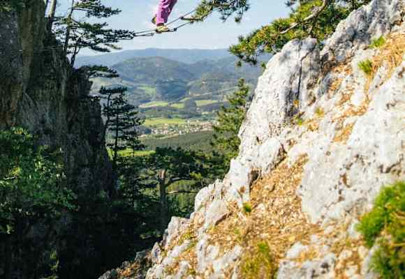 Eine horizontale Sprossenleiter sorgt für extra Adrenalin