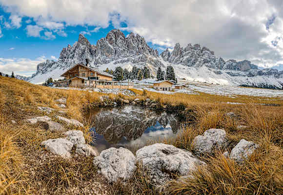Eindrucksvoll liegt die Geisleralm (1.996 m) im Naturpark Puez-Geisler am Fuße der Geislerspitze, im Südtiroler Villnösstal. 