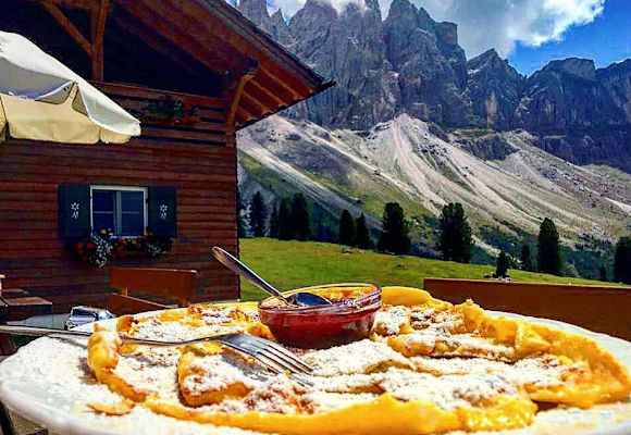 Kaiserschmarrn auf der Gschnagenhardt Alm in den Dolomiten in Südtirol
