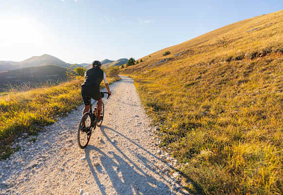 radfahrer in einer herbstlandschaft